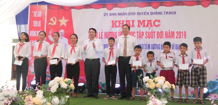 Phát triển phong trào khuyến học, khuyến tài