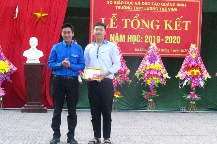 Trao huy hiệu "Tuổi trẻ dũng cảm" cho học sinh cứu người bị đuối nước
