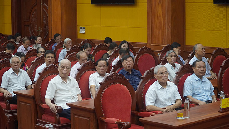 Thông tin thời sự trong nước và quốc tế cho các đồng chí nguyên cán bộ chủ chốt của tỉnh