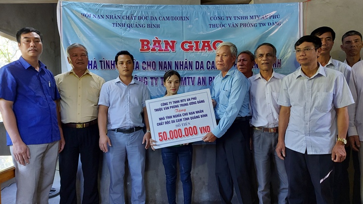 Bàn giao nhà tình nghĩa cho nạn nhân chất độc da cam tại huyện Tuyên Hóa