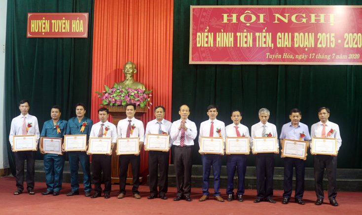 Thi đua, khen thưởng gắn với việc thực hiện các mục tiêu kinh tế-xã hội