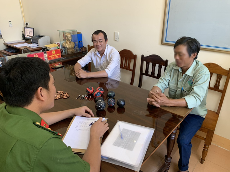 Phối hợp vận động cá biệt người dân tự nguyện giao nộp mìn tự chế