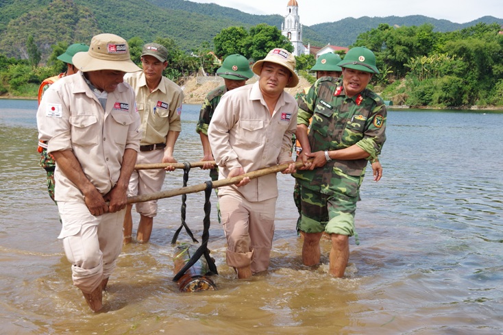Xử lý an toàn quả bom nặng 227 kg phát hiện trên sông Gianh