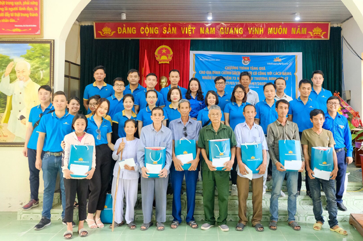 Thăm và tặng quà các gia đình chính sách