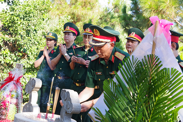 Đoàn công tác Quân khu 4 dâng hương, viếng mộ Đại tướng Võ Nguyên Giáp