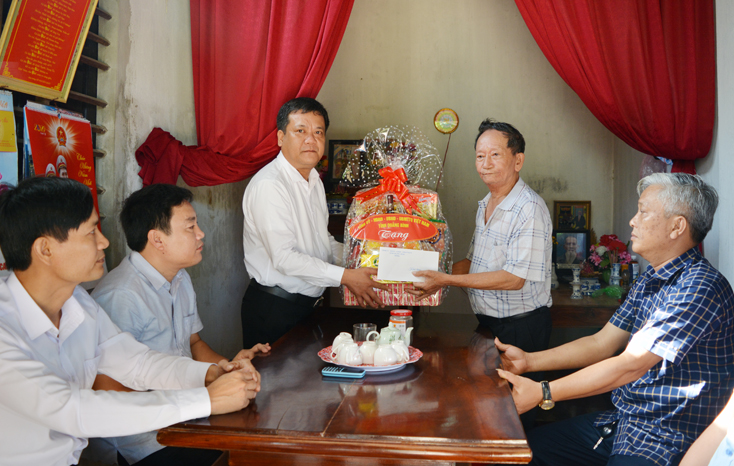 Đồng chí Phó Chủ tịch UBND tỉnh Trần Phong thăm gia đình chính sách huyện Bố Trạch