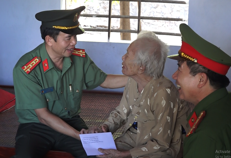 Giám đốc Công an tỉnh thăm mẹ Việt Nam anh hùng và thân nhân liệt sỹ
