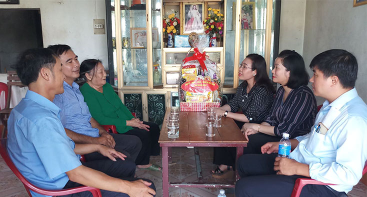 Các đồng chí lãnh đạo tỉnh tri ân các gia đình có công với cách mạng