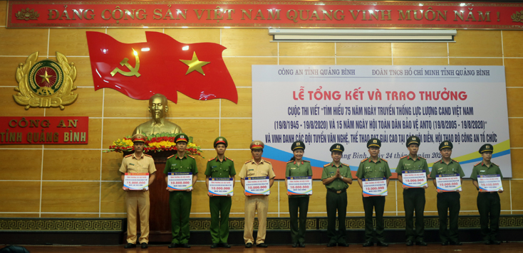 Trao thưởng cho các tập thể, cá nhân đạt thành tích cao tại các cuộc thi
