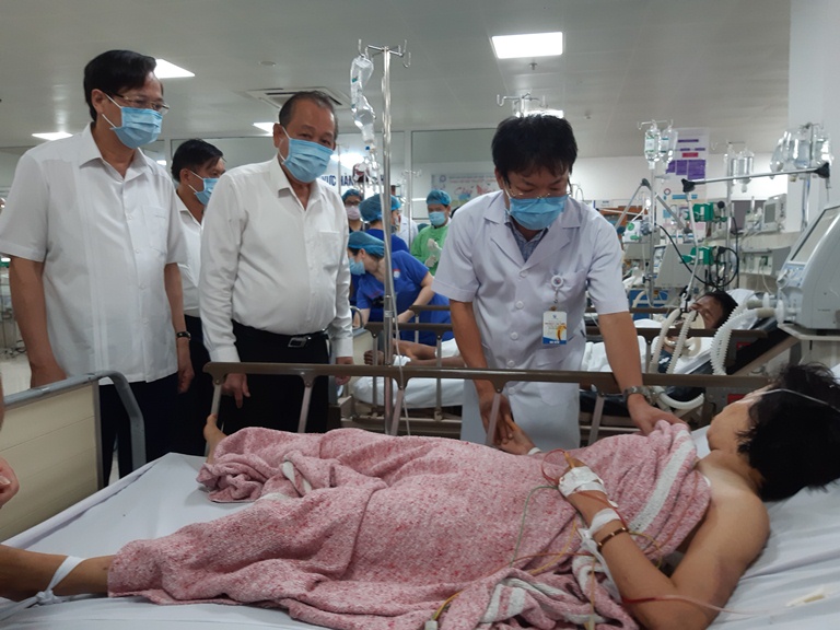 Phó Thủ tướng Trương Hòa Bình và Bí thư Tỉnh ủy Hoàng Đăng Quang thăm các nạn nhân