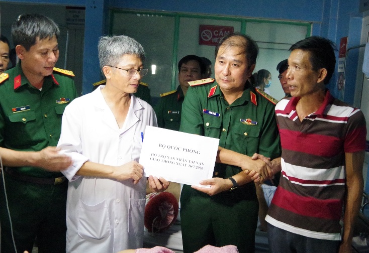 Hỗ trợ nạn nhân vụ tai nạn giao thông nghiêm trọng tại huyện Bố Trạch