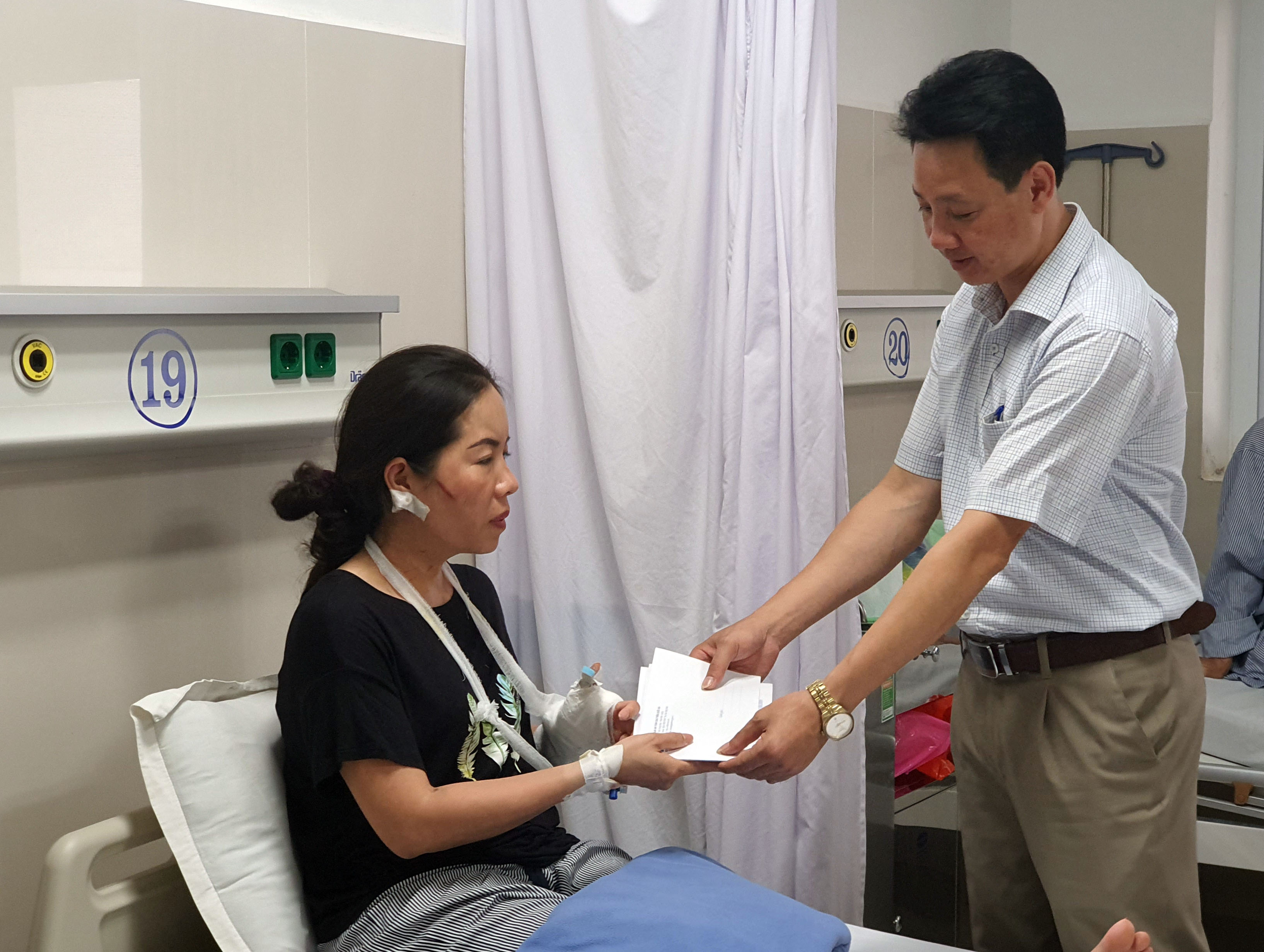 Thăm, hỗ trợ gia đình và nạn nhân vụ TNGT nghiêm trọng tại ngầm Trạ Ang