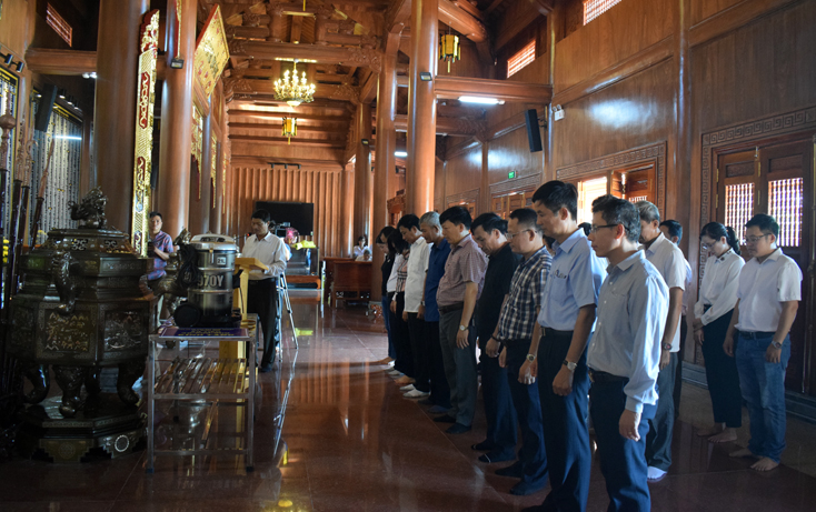 Dâng hương tại Đền thờ Bác Hồ và các anh hùng liệt sỹ tỉnh
