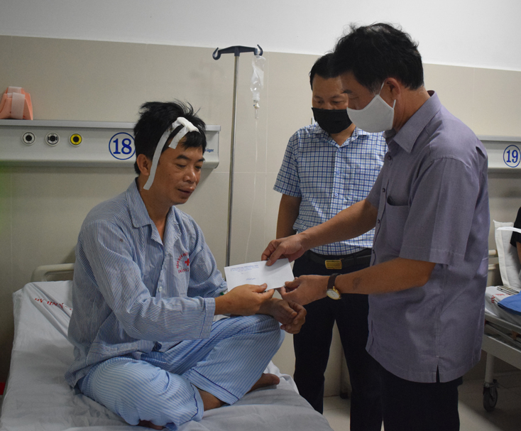 TP. Đồng Hới: Thăm và trao hỗ trợ các nạn nhân trong vụ tai nạn giao thông