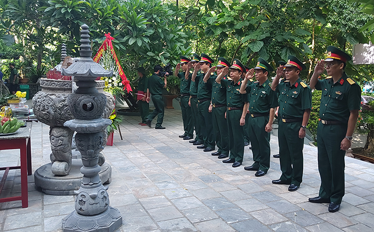 Đoàn công tác Bộ Quốc phòng tri ân các anh hùng, liệt sỹ