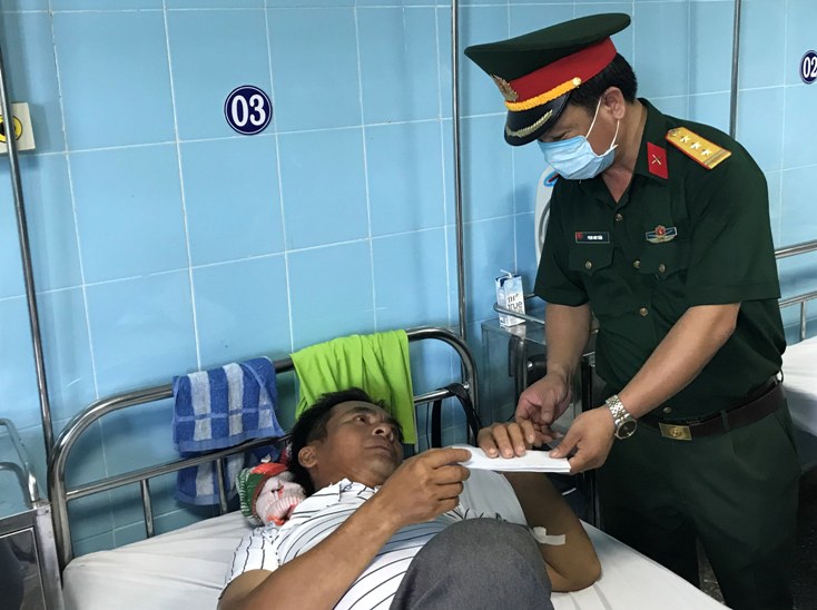 Thăm hỏi, hỗ trợ nạn nhân trong vụ tai nạn giao thông tại huyện Bố Trạch