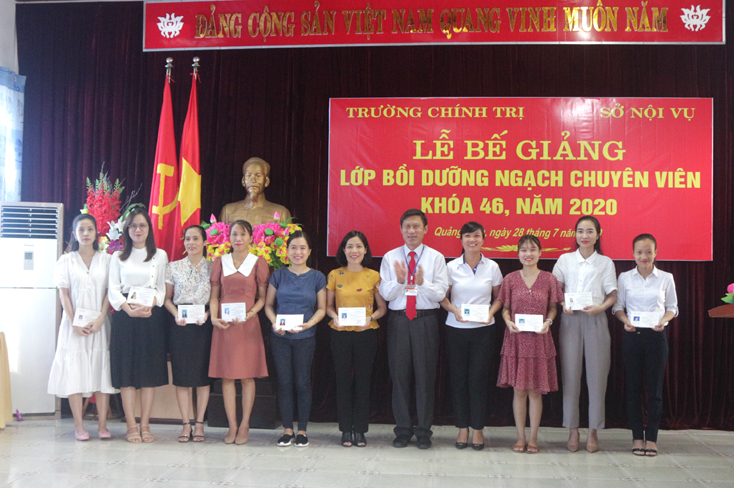 Bế giảng lớp bồi dưỡng ngạch chuyên viên khóa 46