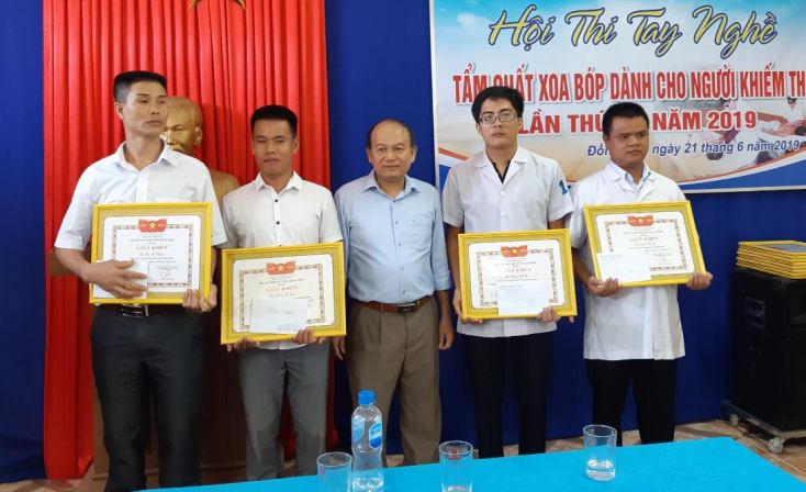 Người mù với nghề tẩm quất