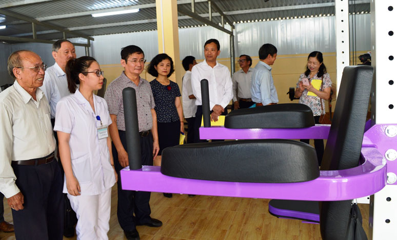Tiếp nhận thiết bị phục hồi chức năng và dạy nghề cho nạn nhân chất độc da cam