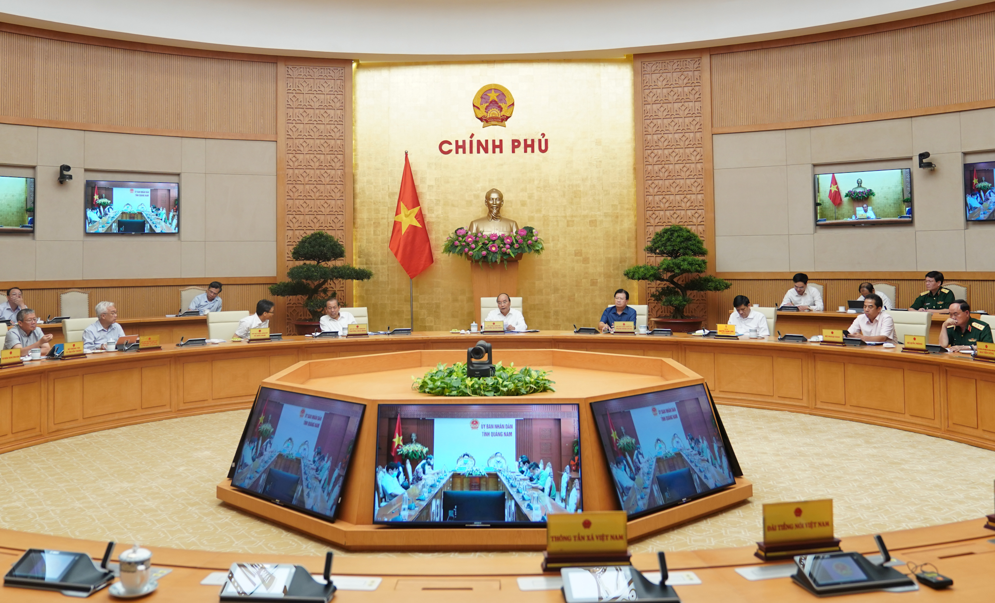 Thủ tướng: Bí thư, Chủ tịch phải ra tay, hệ thống chính trị vào cuộc, người dân phải cảnh giác