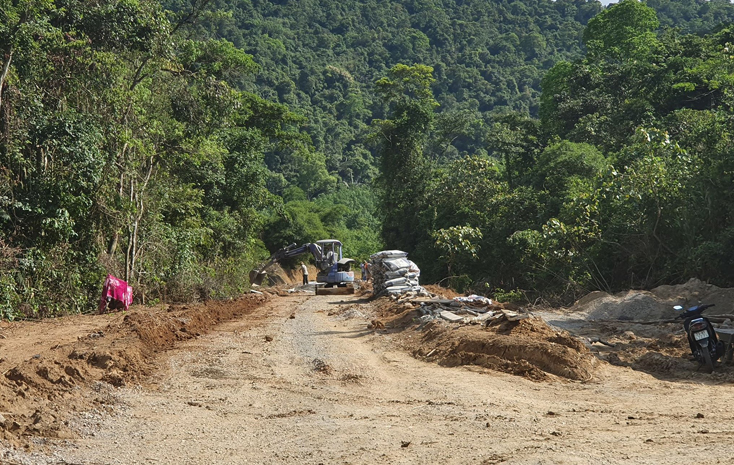 Thông xe kỹ thuật đường vào bản Bạch Đàn