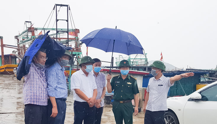 Đồng chí Phó Chủ tịch UBND tỉnh Trần Phong kiểm tra công tác ứng phó ATNĐ tại Bố Trạch