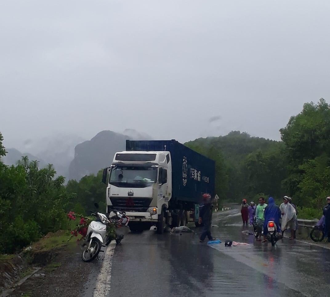 Minh Hóa: Va chạm với xe container, 2 người đi xe máy thương vong