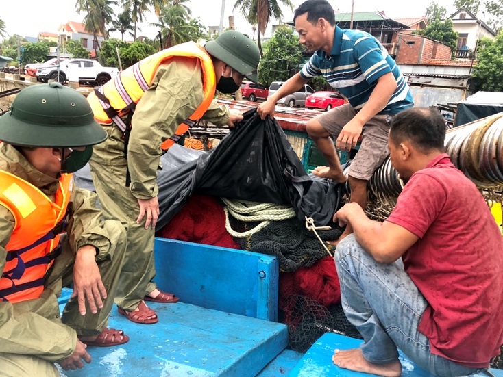 Khẩn trương kêu gọi tàu thuyền vào nơi trú ẩn
