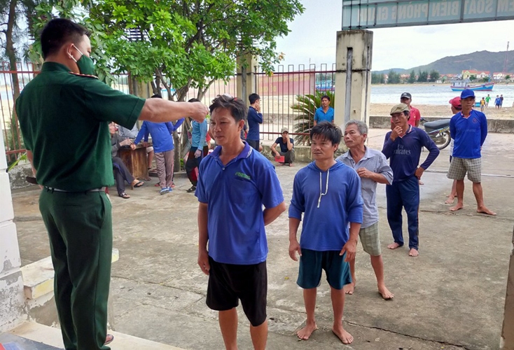 Kiểm soát dịch bệnh từ các tàu thuyền vào tránh trú bão