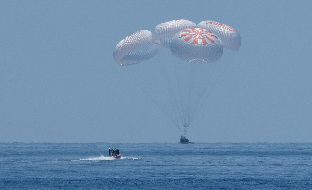 Tàu SpaceX chở hai phi hành gia hạ cánh an toàn trên biển