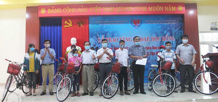 Trao tặng xe đạp, học bổng cho học sinh khuyết tật, mồ côi