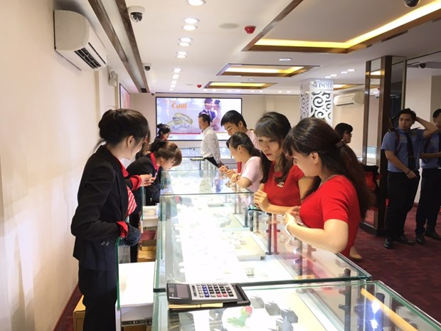 Giá vàng tăng vọt theo đà thế giới trong khi tỷ giá USD quay đầu giảm