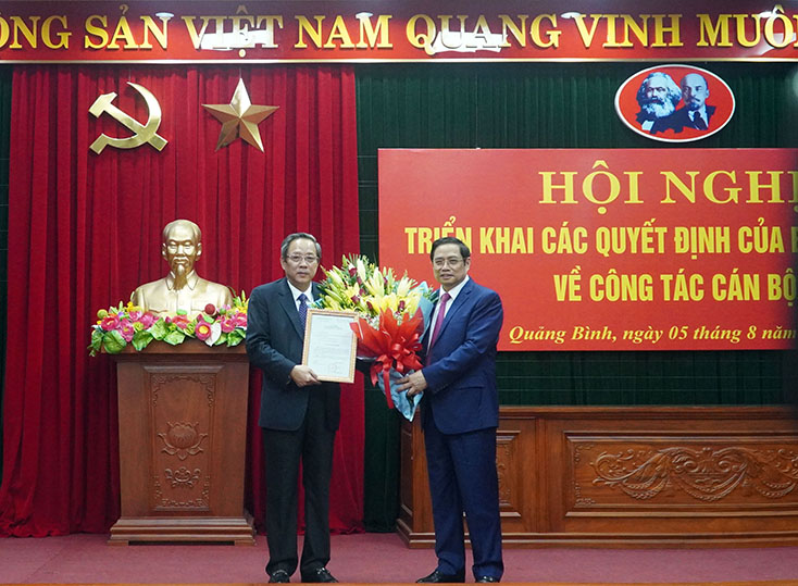 Triển khai các quyết định của Bộ Chính trị về công tác cán bộ