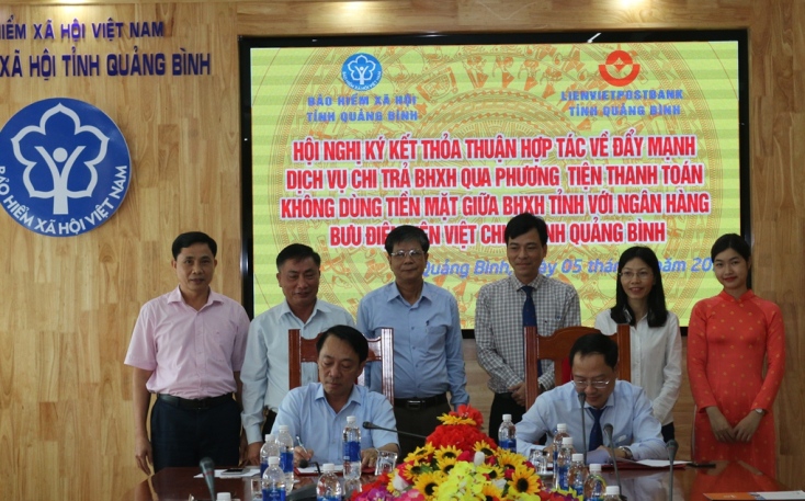 Đẩy mạnh chi trả lương hưu, trợ cấp bảo hiểm xã hội qua ngân hàng, không dùng tiền mặt