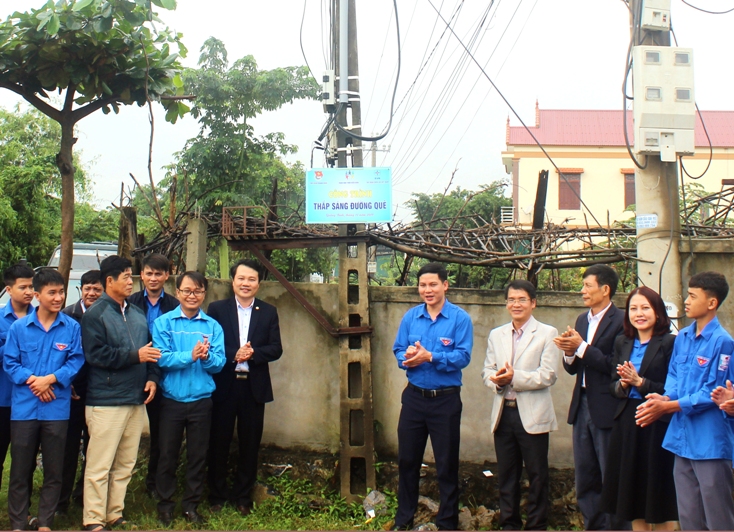 Sôi nổi phong trào "Thắp sáng đường quê"