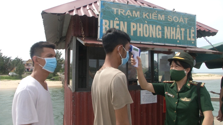 Cứu 8 thuyền viên bị chìm tàu vào bờ an toàn