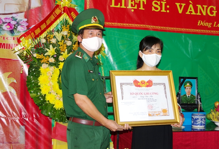 Trao bằng "Tổ quốc ghi công" cho thân nhân liệt sĩ Vàng Văn Nhu
