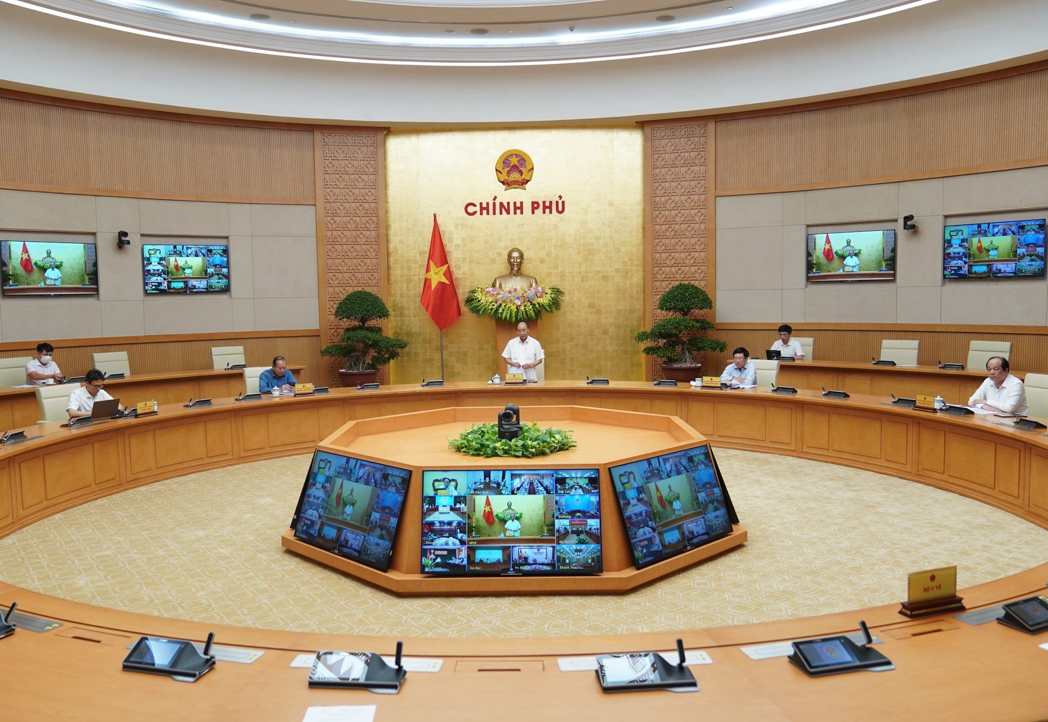 Thủ tướng: Phải tỉnh táo trong thực hiện mục tiêu kép
