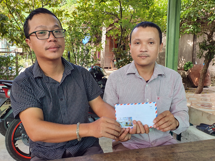 Trao quà hỗ trợ cháu bé bị ung thư mắt