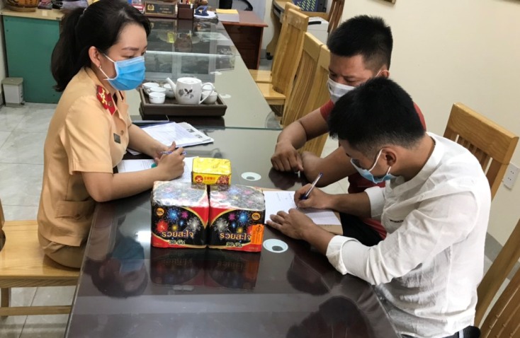 Vận động người dân giao nộp pháo