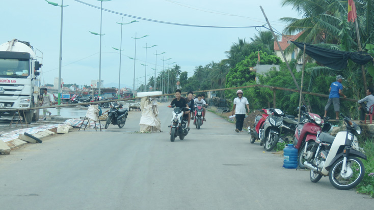 Để các nhà máy đá lạnh ngang nhiên chặn đường giao thông: Trách nhiệm thuộc về ai!?