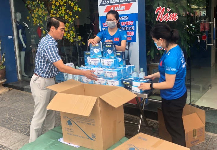 Trao tặng các dụng cụ y tế phòng, chống dịch Covid-19 cho Công an Đà Nẵng