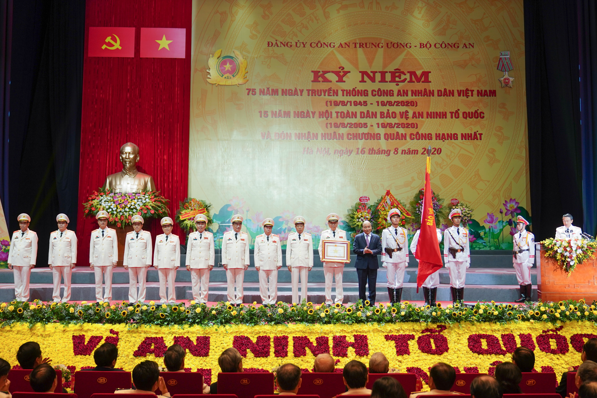 Thủ tướng: Chiến sĩ Công an phải là niềm tin, chỗ dựa vững chắc của nhân dân lúc gian nguy