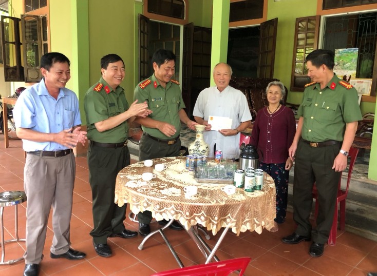 Thăm, tặng quà nhân kỷ niệm Ngày thành lập lực lượng Công an nhân dân Việt Nam