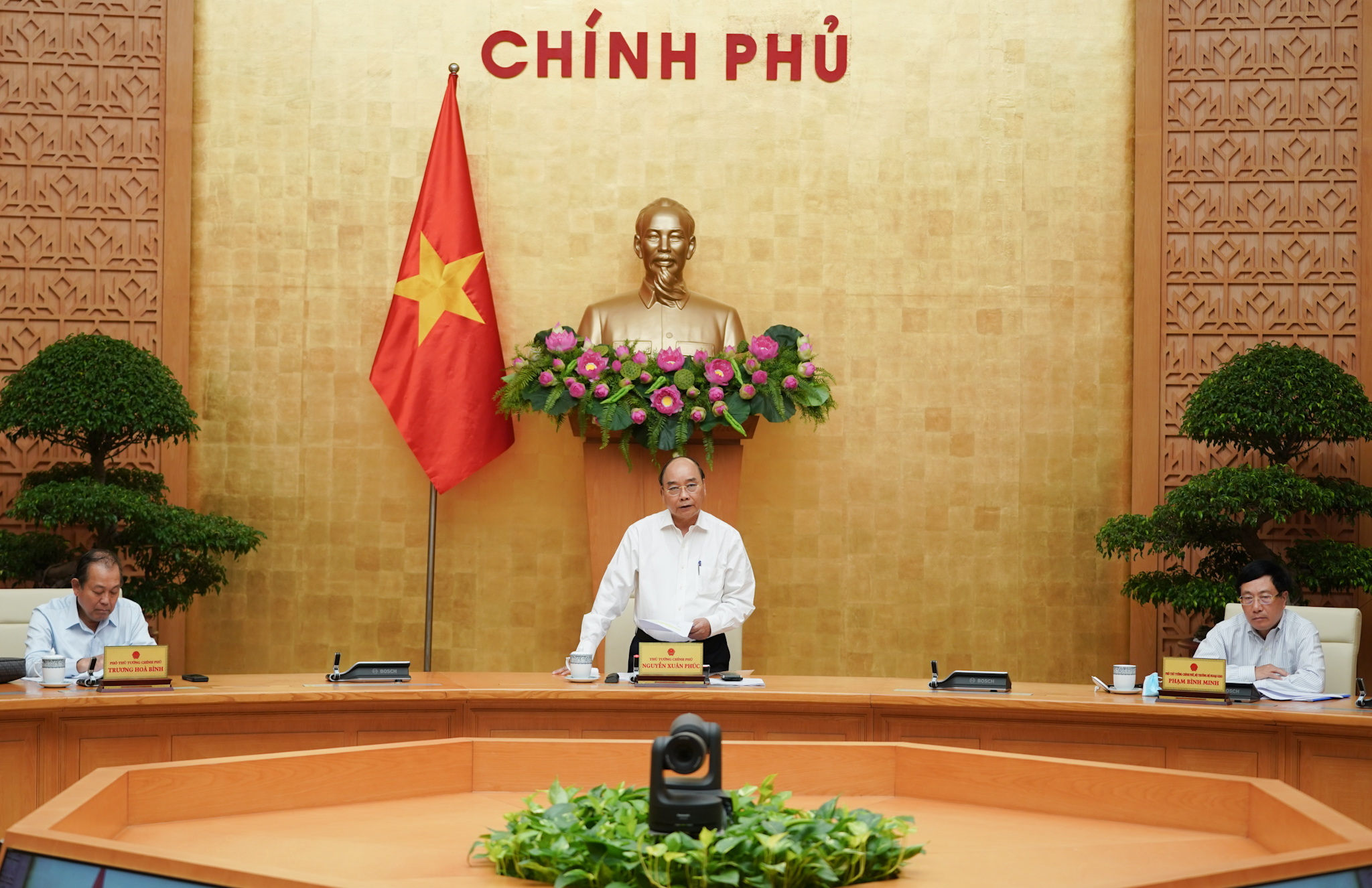 Thủ tướng: 'Không thể khoanh tay đứng nhìn khó khăn của người dân, doanh nghiệp'