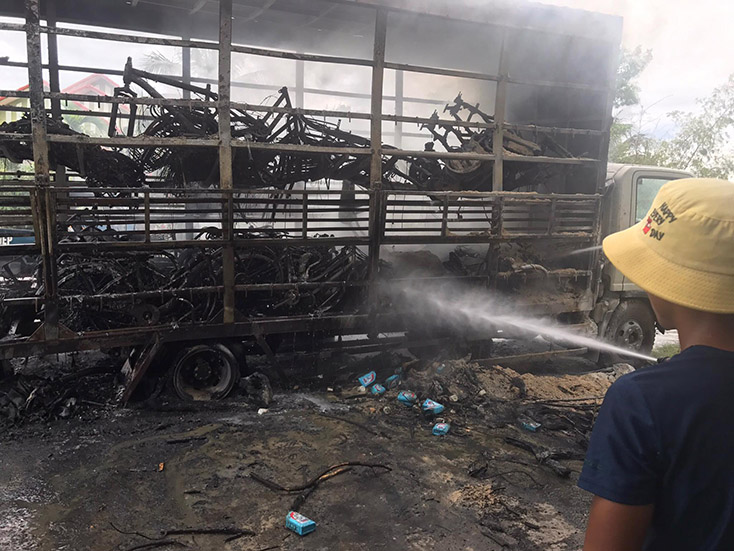 Xe tải đang lưu thông bất ngờ bốc cháy