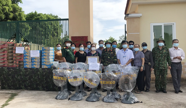Ủng hộ nhu yếu phẩm cho khu cách ly tập trung phòng, chống Covid-19