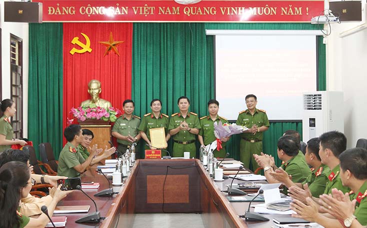 Trao thư khen của Giám đốc Công an Quảng Bình cho lực lượng Công an TP. Đồng Hới