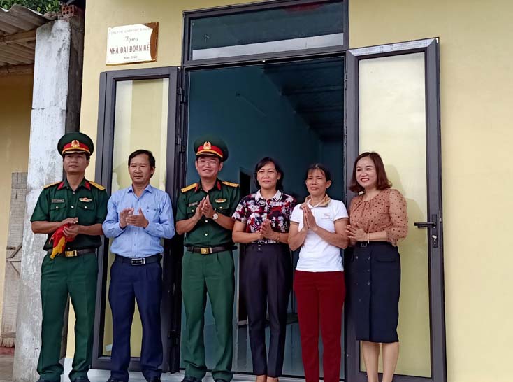 Trao nhà đại đoàn kết cho hộ nghèo