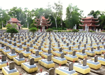 Đọc tên làng ở nghĩa trang Trường Sơn